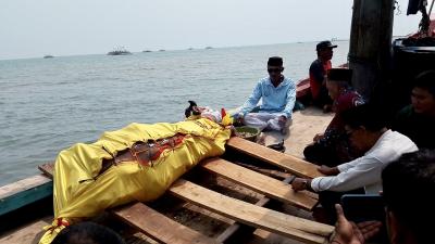 BERDOA DAN LARUNG KERBAU. Warga Carita Kabupaten Pandeglang, sedang melakukan doa dan larung seekor kerbau menggunakan kapal nelayan KM Rezeki BTN 8742, di tengah laut Selat Sunda, Kabupaten Pandeglang, Senin (14/9). (ISTIMEWA)