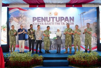 Bupati Dewi Setiani menghadiri acara Penutupan Karya Bakti TNI Skala Besar di Lapangan Yonif TP 842/Badak Sakti Rancecet, Desa Rancapinang, Kecamatan Cimanggu, Jumat (9/10/2026).(Istimewa)