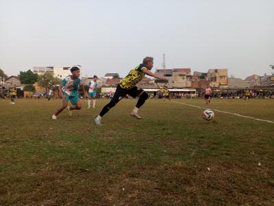 Pemain Damai Larangan FC, Kiskil Gandrum (depan) dan pemain Karosse FC saling mengejar bola pada laga Kamis (22/10/2026) sore.