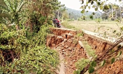 PUTUS TOTAL. Kondisi jalan menuju Kecamatan Bojong tepatnya di Sawah Lega, Desa Geredug, Kecamatan Bojong, Kabupaten Pandeglang, putus total sepanjang 50 meter, Senin (5/10). (ISTIMEWA)