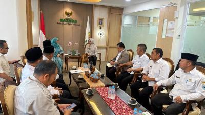 Bupati Pandeglang, Raden Dewi Setiani bersama jajaran berbincang dengan Pimpinan Pengawasan dan Pengendalian Baznas RI, Neyla Saidan Anwar, di Kantor Baznas RI di Jakarta Timur, Rabu (7/10/2026).(Istimewa)