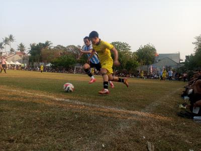 Gelandang Wowo FC, Hercules (kuning) dikawal gelandang Jomon Paninggilan, Alfin pada Rabu (14/10/2026) sore.(red/tangselpos.id).
