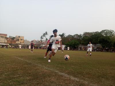 Pemain PKP Kreo kuasai bola dikejar pemain Pajajaran FC pada Jumat (16/10/2026) sore (red/tangselpos.id).