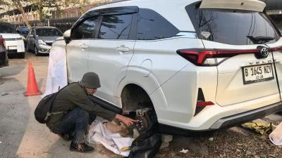 PENCURIAN - Viral kasus pencurian ban pada mobil di area parkiran Stasiun Rawa Buntu, Kecamatan Serpong.