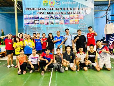 BULUTANGKIS. Ketua PBSI Tangsel, Mahpudin Joey bersama para atlet pilihan yang akan berlaga di Porprov Banten