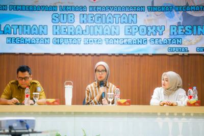 Pelatihan kerajinan epoxy resin yang digelar di Kecamatan Ciputat, Senin (12/10). (Ist)