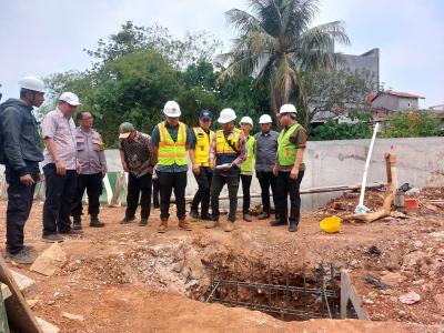 TURAP. Wakil Wali Kota Tangsel, Pilar Saga Ichsan saat memantau pembangunan turap di wilayah Pondon Aren
