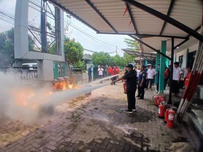 PENANGANAN KEBAKARAN. Antusias warga Benda Baru saat mengikuti pelatihan kesiapsiagaan penanganan kebakaran