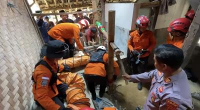 EVAKUASI. Tim SAR Gabungan sedang berupaya mengevakuasi M. Deni (38) warga Desa Cipeundeuy, Kecamatan Malingping, Kabupaten Lebak, yang tertimbun longsor saat melakukan pengurasan di dalam sumur dengan kedalaman 15 meter, Minggu (11). (DOK. BASARNAS BANTEN)