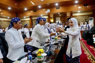 LIMA ABAD. Bupati Serang, Ratu Rachmatuzakiyah menyalami para tamu undangan di paripurna istimewa HUT ke-500 Kabupaten Serang, Kamis (7/10).